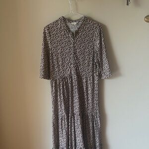 Max Studio Black and White Floral Long Sleeve Dress